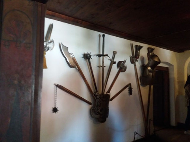 O castelo expõe armas e equipamentos de tortura que renderam a Vlad a fama de um dos monarcas mais cruéis da história.  Reprodução: Flipar
