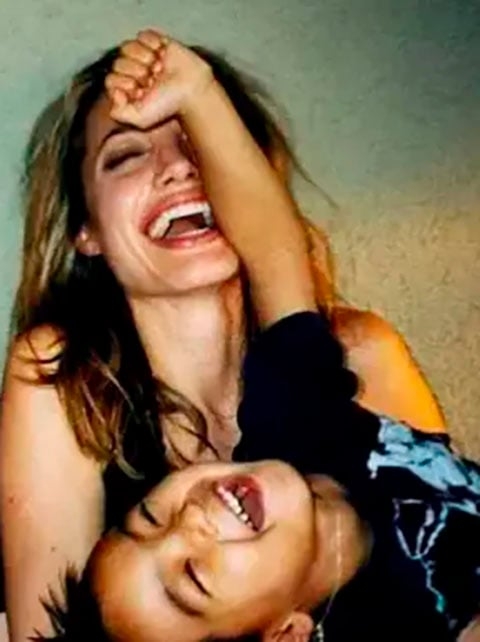 Angelina também divulga causas em defesa dos animais, como o programa de preservação de abelhas Women For Bees, da Unesco, em parceria com a empresa de cosméticos francesa Guerlain.  

 Reprodução: Flipar