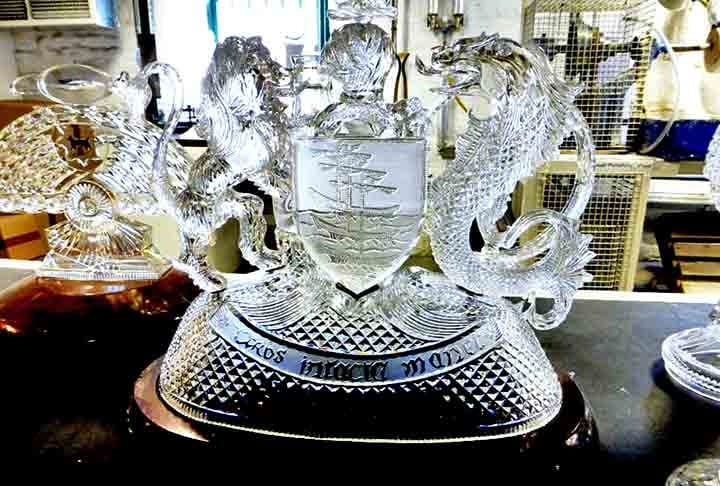 Waterford, Irlanda: O cristal de Waterford é conhecido por sua nitidez e design intrincado. É usado em taças, prêmios e troféus de prestígio. A marca foi fundada em 1783 e é sinônimo de elegância.
 Reprodução: Flipar