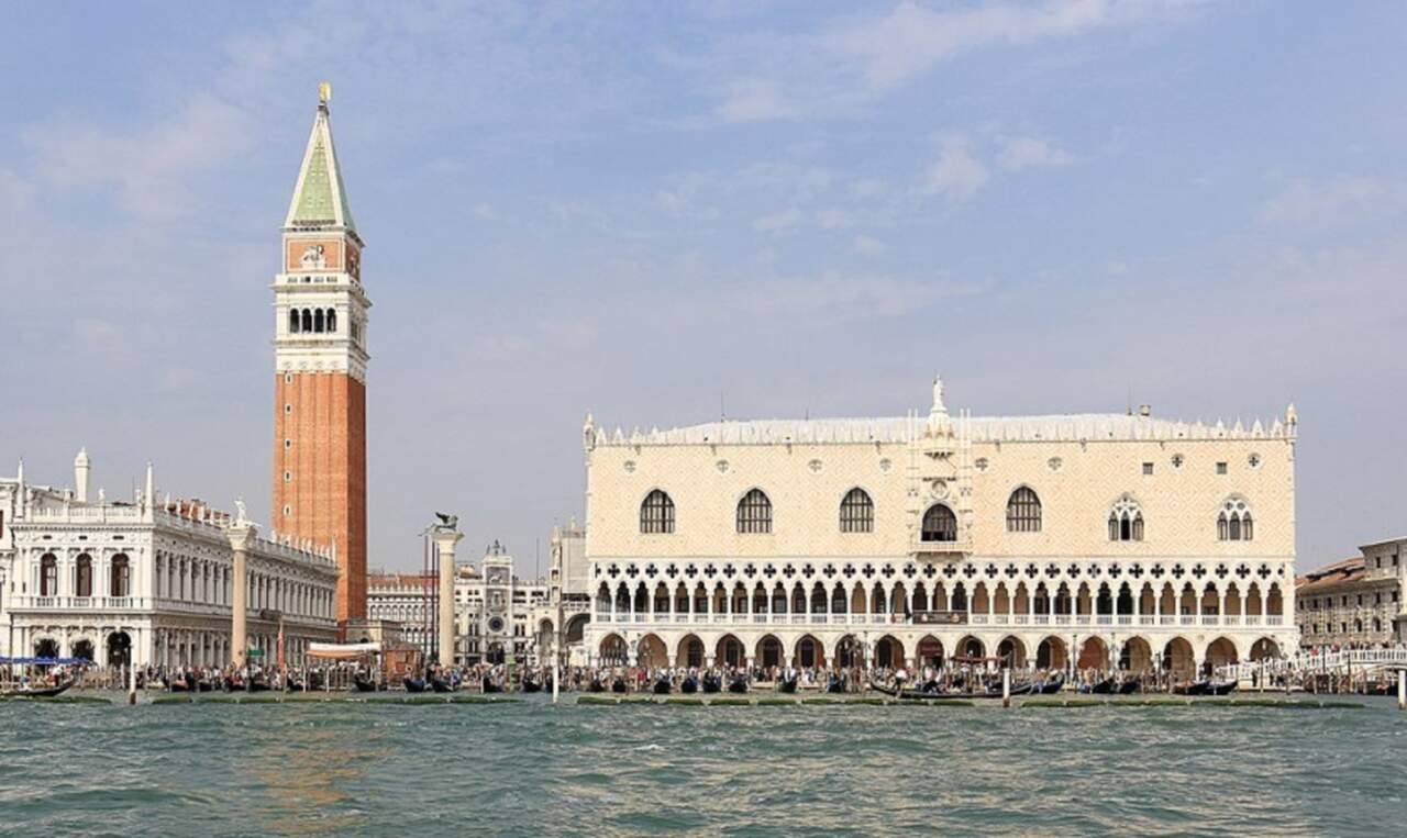 Palácio Ducal (Palazzo Ducale) (século XIV): Residência dos doges e sede do governo de Veneza, o palácio gótico veneziano é conhecido por suas belas salas e a Ponte dos Suspiros, que conecta o palácio à antiga prisão Reprodução: Flipar