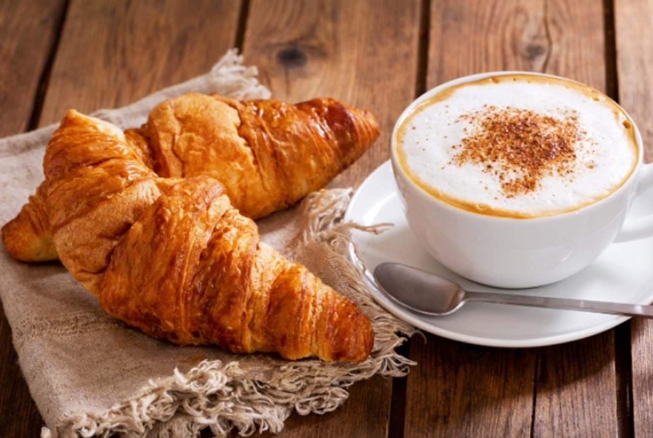 Croissant - Um clássico pão folhado francês, crocante por fora e macio por dentro, perfeito para o café da manhã ou lanche Reprodução: Flipar