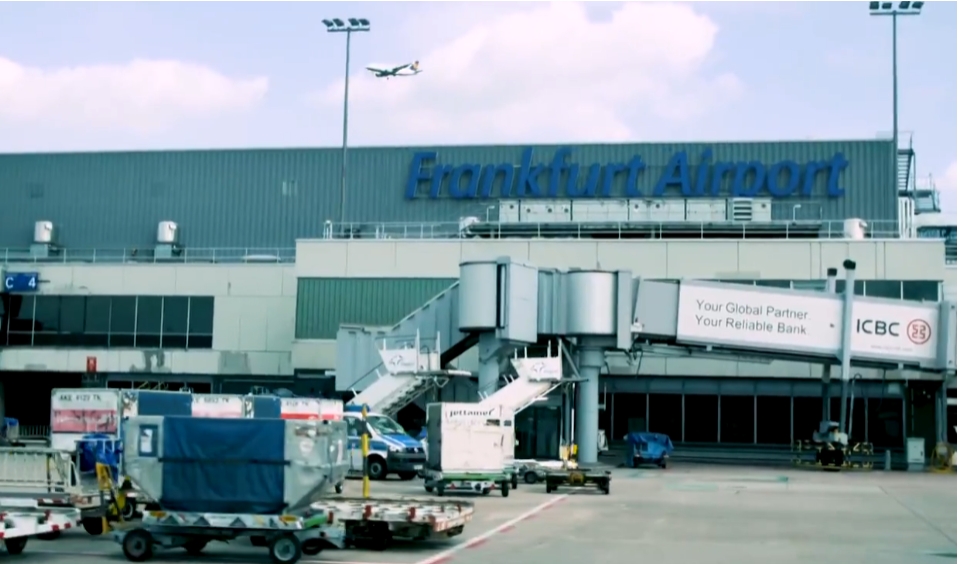 Quando elas chegaram ao aeroporto de Frankfurt, foram detidas e algemadas sem terem a menor ideia do que estava acontecendo.  Reprodução: Flipar