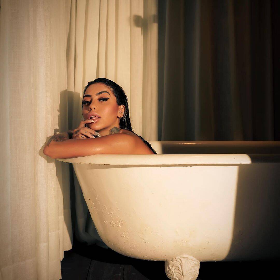 MC Mirella na banheira. Foto: Instagram