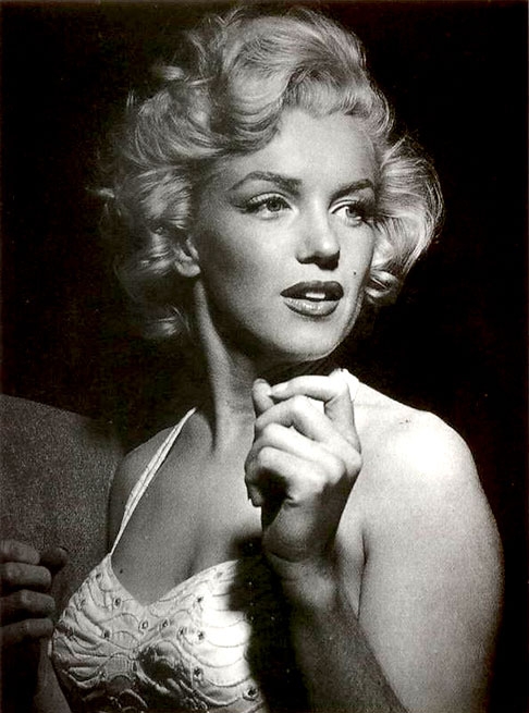 Norma, então, passava, naquele momento, a ser Marilyn Monroe. Em 1946, ela divorciou-se para se dedicar apenas à carreira de atriz. E virou loira platinada, o que acabou tornando-se uma marca.   Reprodução: Flipar
