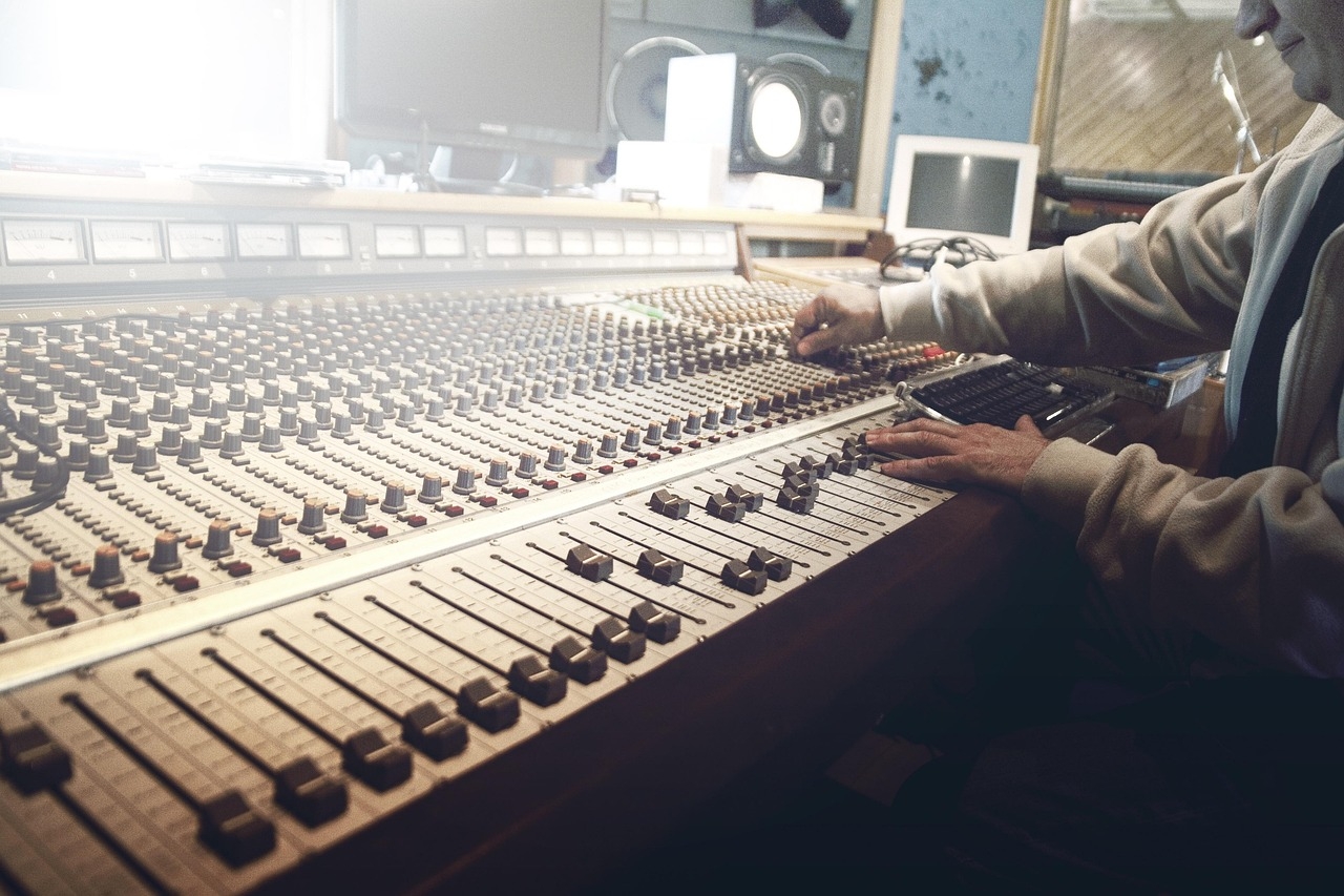 Após a guerra, o rádio se estabeleceu como um canal de comunicação pública e privada, ajudando a informar e entreter as pessoas durante os tempos de paz. Durante esse período, o rádio também se diversificou com programas musicais, notícias e radionovelas, que conquistaram uma grande audiência. Reprodução: Flipar