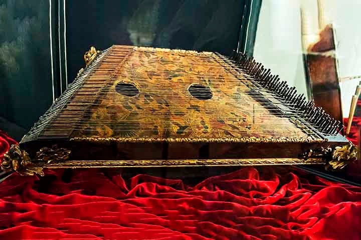 O saltério é um instrumento de cordas dedilhadas usado nos salmos de Davi. Representa oração e louvor contínuo. É associado à meditação e espiritualidade. Reprodução: Flipar