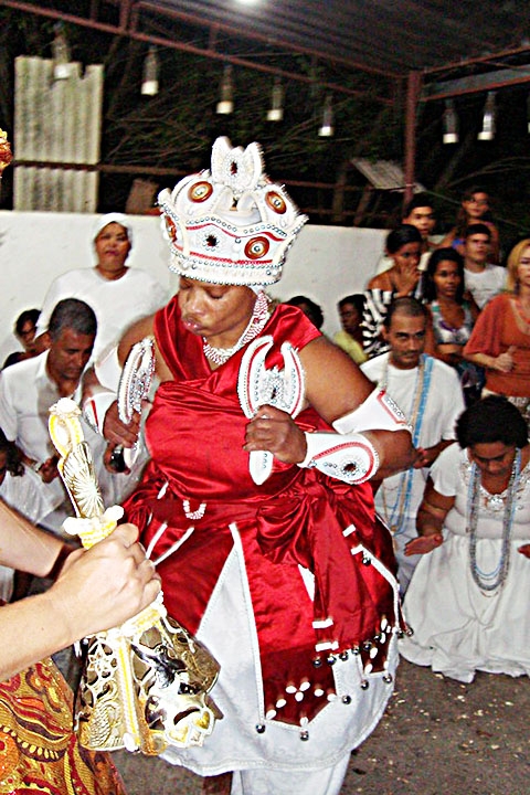 Xangô é o orixá da justiça. Deus do trovão. O fogo é seu elemento. Carrega um machado de duas pontas. Algumas oferendas: velas brancas, vermelhas ou marrons. Cerveja escura e vinho. Quiabo, camarão e dendê. Reprodução: Flipar