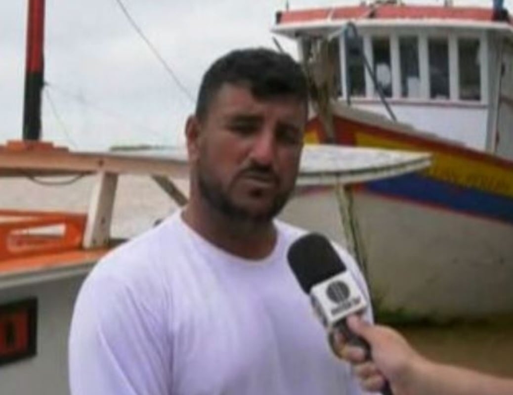 Em entrevista depois do resgate, ele disse que ficou à deriva, deixando se levar pela correnteza, para facilitar o nado.