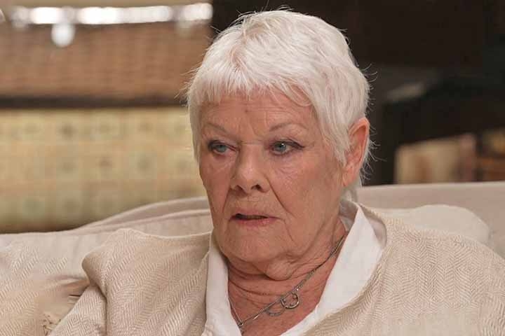 A atriz Judi Dench, de 90 anos, revelou ao programa britânico “ITV News” que sua visão tem se deteriorado progressivamente ao longo dos anos. 
 Reprodução: Flipar
