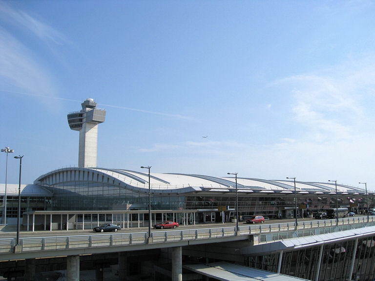 John Kennedy tornou-se um dos presidentes com imagem popular mais consolidada e um dos mais homenageados. O aeroporto internacional de Nova York passou a chamar-se JFK em sua memória.  Reprodução: Flipar