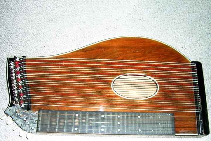 cítara é semelhante à harpa, com um som doce e melodioso. Associada a cânticos de louvor, simboliza o êxtase espiritual e a alegria celestial.
 Reprodução: Flipar