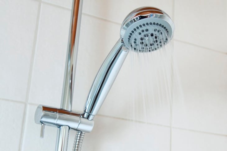 No verão, o banho frio é recomendado, pois, além de aliviar o calor, estimula o metabolismo, previne gripes, reduz a queda de cabelo e deixa a pele mais firme.  Reprodução: Flipar