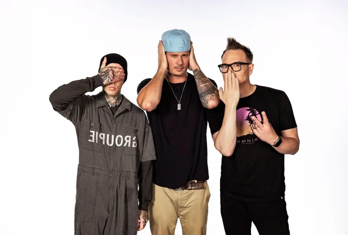 O trio formado por Mark Hoppus, Travis Barker e Tom DeLonge cancelou a turnê no ano passado após o baterista fraturar um dedo. 
 Reprodução: Flipar