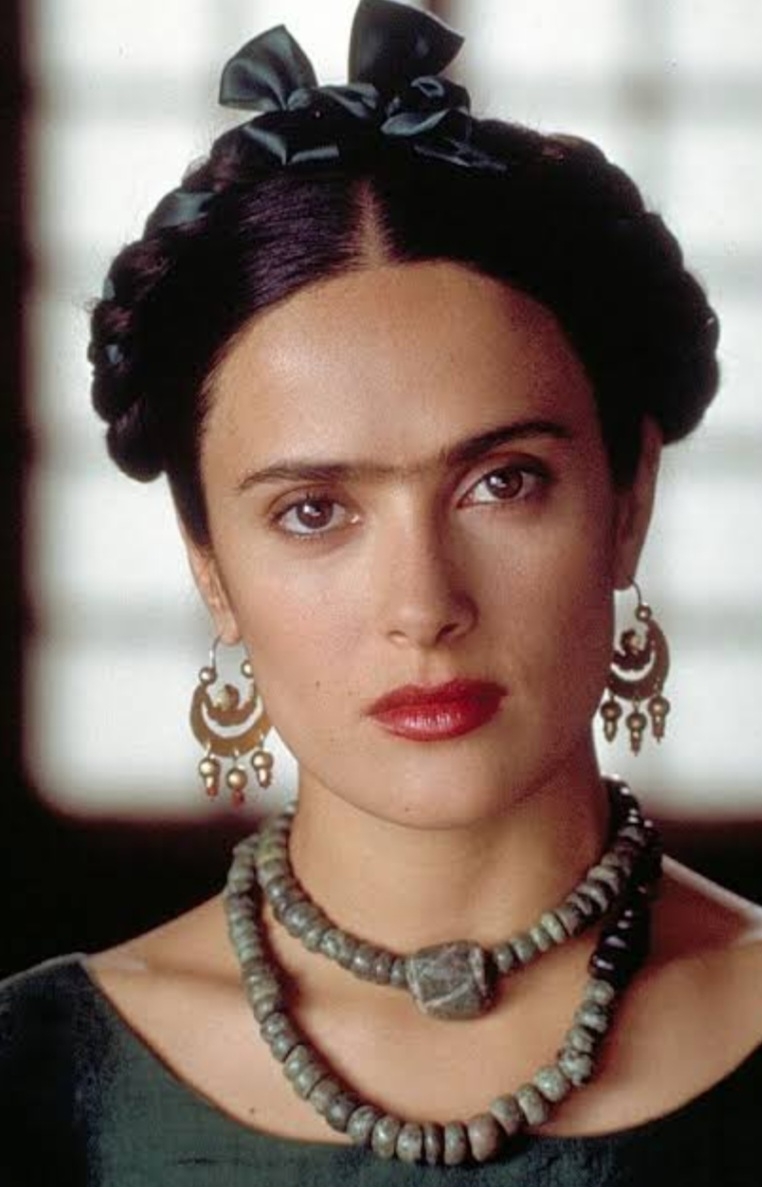 Esses e outros fatos que agitaram a vida da artista plástica foram retratados no filme ”Frida”, de 2002, que tem Salma Hayek no papel de Frida e Alfred Molina como Diego Rivera.
 Reprodução: Flipar