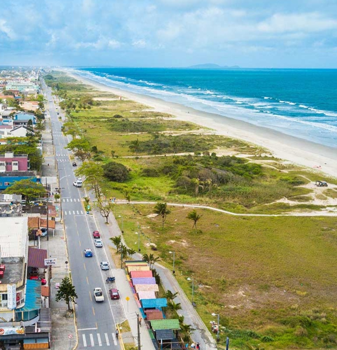 No top 10 das cidades com mais casas por pessoa, também estão Jaguaruna (SC), Pontal do Paraná (PR) (foto), Imbé (RS), Ilha Comprida (SP) e Saubara (BA), onde a média é quase 1,2 casa por pessoa.
 Reprodução: Flipar