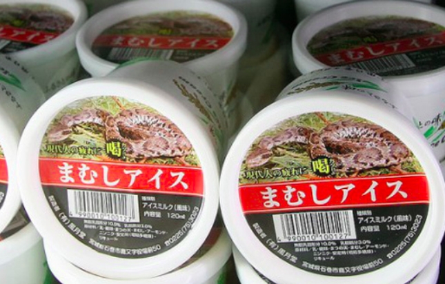 Os japoneses acreditam que a serpente tem propriedades afrodisíacas, por isso é comum encontrar esse sorvete por lá. Quem experimentou, diz que o gosto é muito ruim. E aí, teria coragem? Reprodução: Flipar