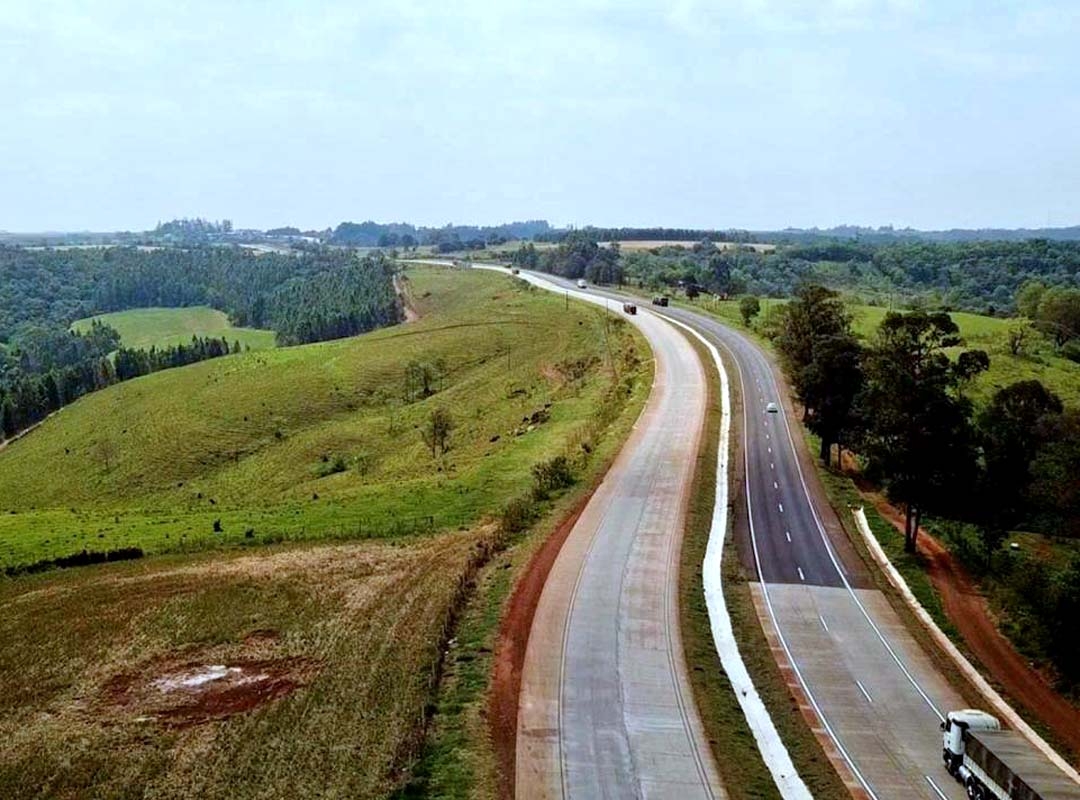 Apenas em estradas federais sob administração do Departamento Nacional de Infraestrutura de Transportes (DNIT) o país tem 61 mil km.  Reprodução: Flipar