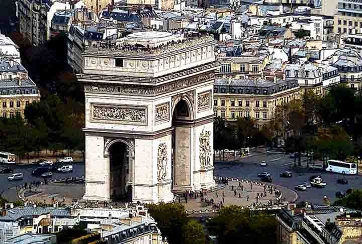 ARCO DO TRIUNFO – PARIS, FRANÇA - Finalizado em 1836, homenageia as vitórias de Napoleão Bonaparte. Ornamentado com esculturas, fica na Champs-Élysées. Representa conquistas militares francesas. Reprodução: Flipar