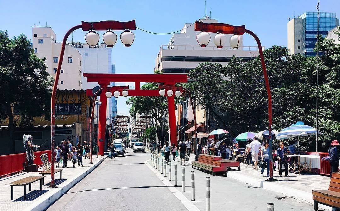 Decoração dos postes de iluminação têm características japonesas. Foto: Reprodução/Instagram