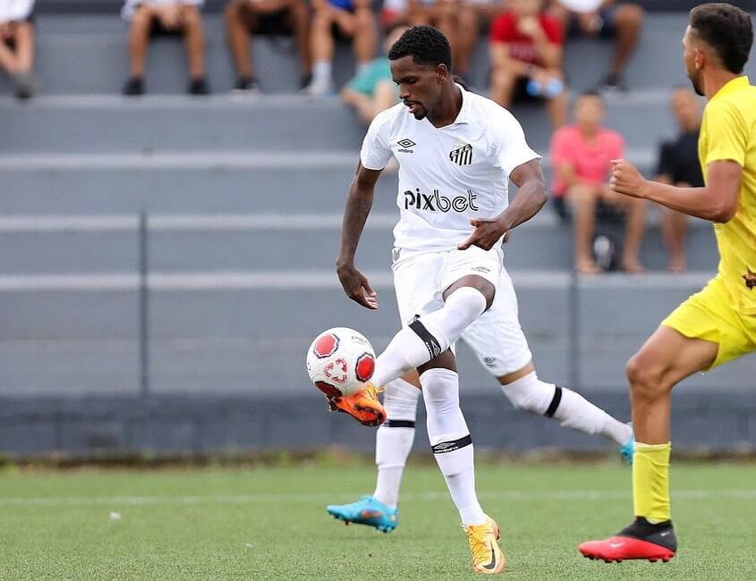 Sem acerto para renovar com o Santos, Renyer pode ir para o futebol europeu