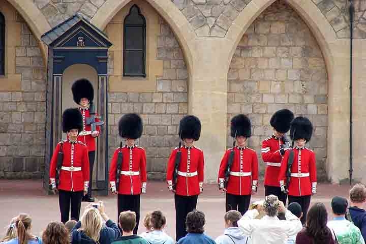 Guardiões de Monarcas - Eles fazem a proteção das residências reais no Reino Unido, como o Palácio de Buckingham. Os guardas são conhecidos por seus uniformes cerimoniais e pela tradição do “Changing the Guard”. Reprodução: Flipar