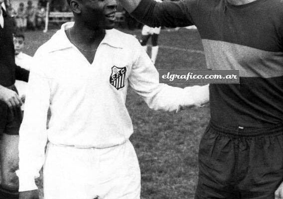 1963: Santos x Boca Juniors - O Peixe conquistou o bicampeonato ao vencer por 3 a 2, na Vila Belmiro, e 2 a 1, em plena Bombonera. Coutinho e Pelé fizeram os gols alvinegros na finalíssima. - Foto: Arquivo/El Gráfico