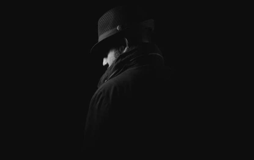 O mundo da espionagem é um dos mais intrigantes. Envolve perigo, inteligência, fontes privilegiadas de informação, habilidade em disfarces e dissimulações. 