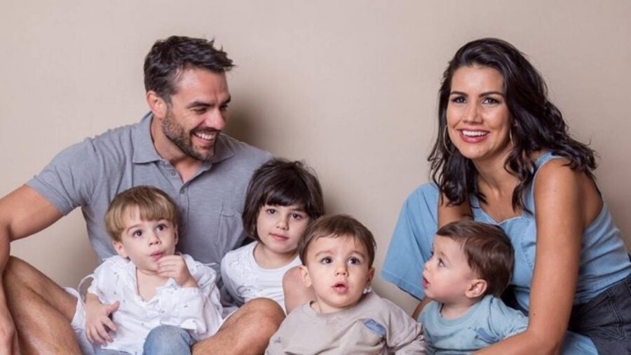 Um dos casais mais longevos formados no BBB, Daniel Saullo e Mariana Felício têm quatro filhos. No BBB4, eles se envolveram no início, mas o modelo também teve um affair com a participante Roberta Brasil. Mari, que beijou Rafael na casa, foi a segunda colocada daquela edição. Reprodução: Flipar