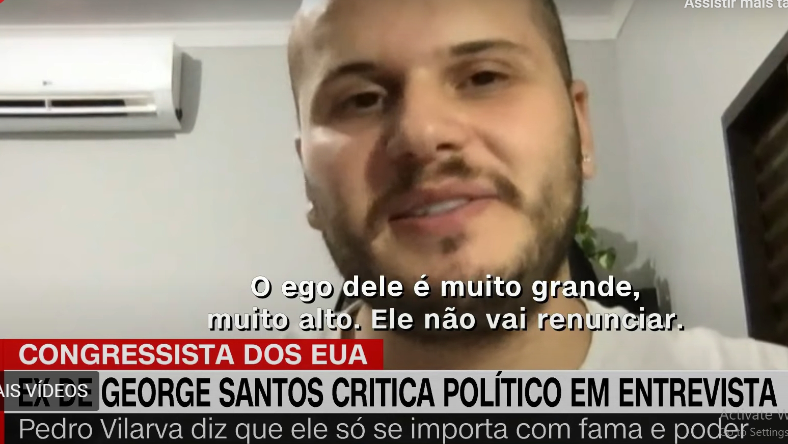 Recentemente, a CNN Brasil ouviu Pedro Vilarva, ex-namorado de George Santos. Ele afirmou que o ego de George é tão grande que ele jamais vai renunciar, apesar das pressões que vêm sofrendo desde que suas mentiras foram descobertas. 