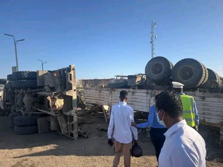 Moradores, forças de segurança e profissionais de saúde atuaram no resgate das vítimas após o capotamento em Semera. Foto: Divulgação/Governo Regional de Afar