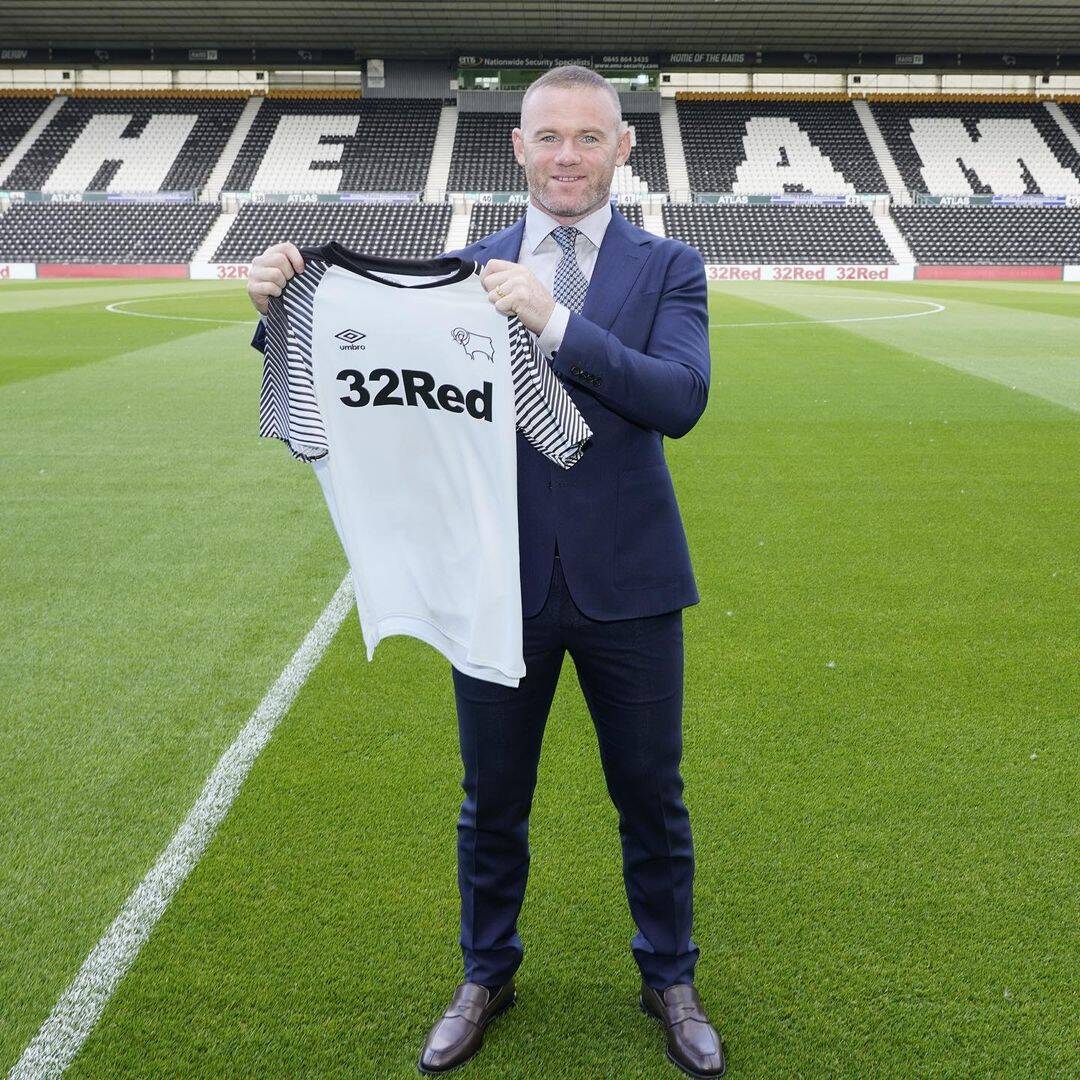 Técnico Rooney machuca próprio jogador em treino do Derby CountyJogada 10