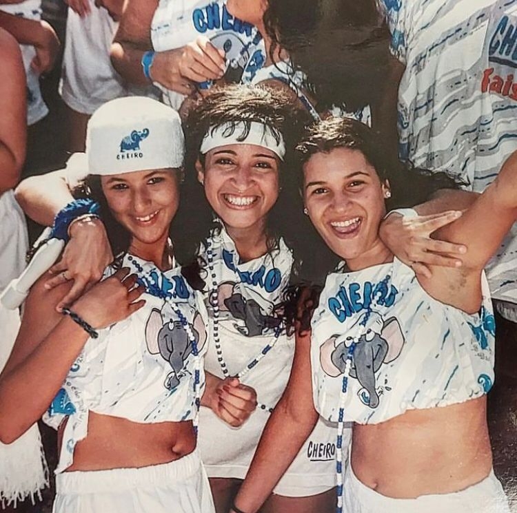 Os abadás não são apenas peças de roupa, mas também funcionam como ingressos para os blocos carnavalescos. Ao adquirir um abadá, os foliões garantem o acesso aos desfiles dos trios elétricos e outras atrações. Reprodução: Flipar
