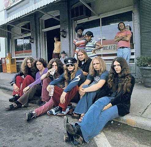 Além disso, o Lynyrd Skynyrd firmou-se com uma sonoridade profundamente enraizada no blues, no country e no rock clássico, ajudando a definir o que viria a ser conhecido como southern rock.
 Reprodução: Flipar