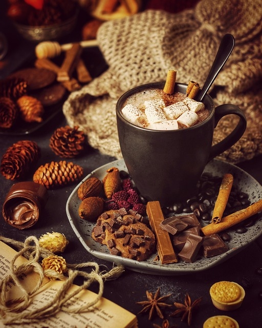 E aí vale tanto o chocolate quente, que muitos apreciam principalmente no inverno, como o chocolate em barra ou bombons, consumidos a qualquer tempo.  Reprodução: Flipar