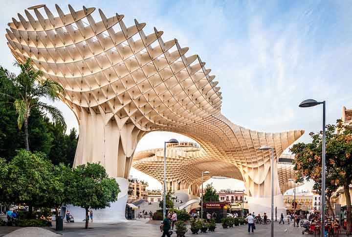 Estrutura de madeira do Metropol Parasol, Espanha: Projetada pelo arquiteto alemão Jürgen Mayer-Hermann e inaugurada em 2011, essa é a maior estrutura de madeira do mundo. O design consiste em seis guarda-sóis com a forma de cogumelos.
