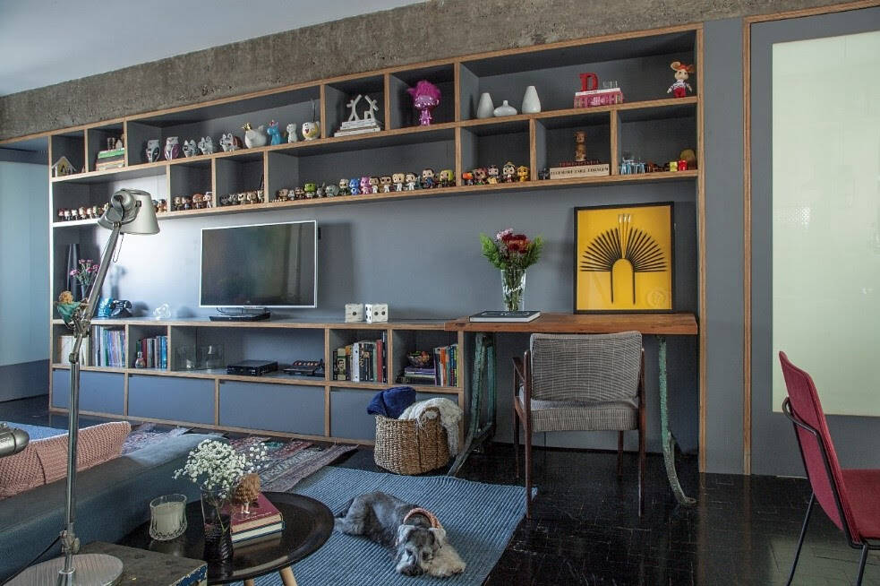 Esta sala de estar assinada por Aldi Flosi e Pati Cillo reservou um espaço especial para a coleção de bonecos dos moradores. Foto: Luis Gomes