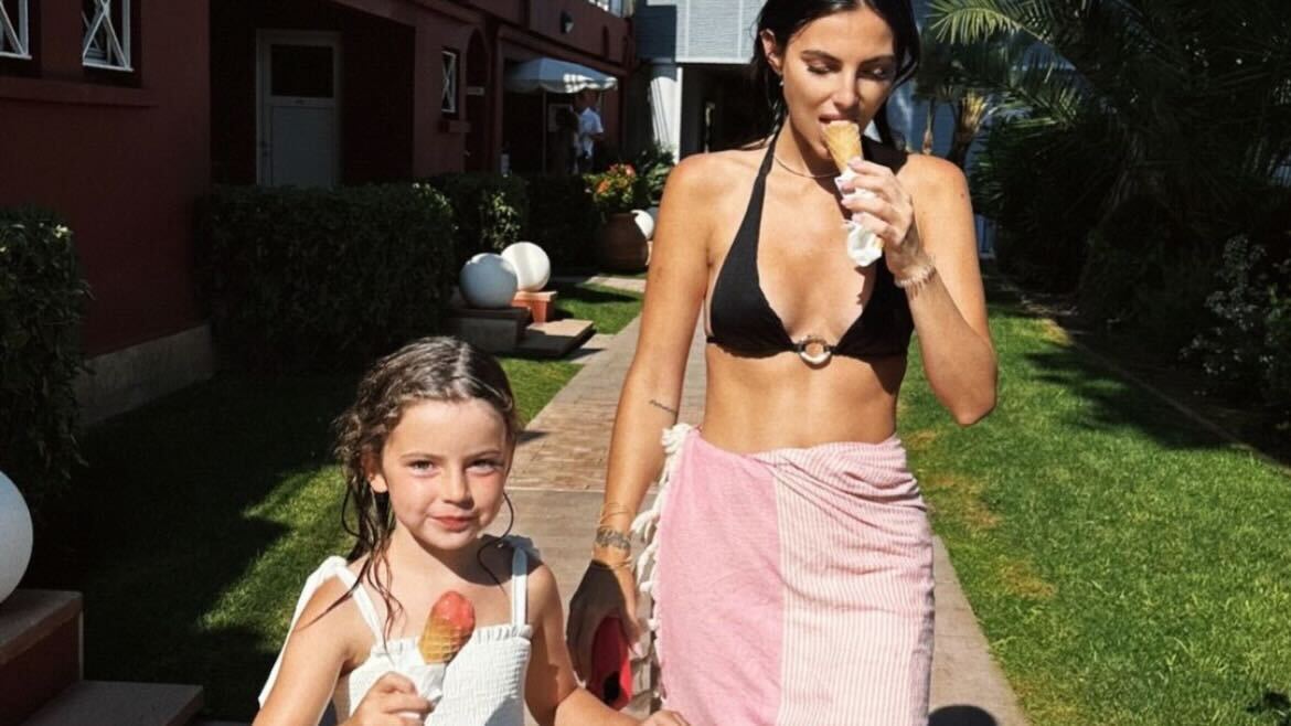 Kelly Piquet toma sorvete com a filha Penélope Reprodução Instagram