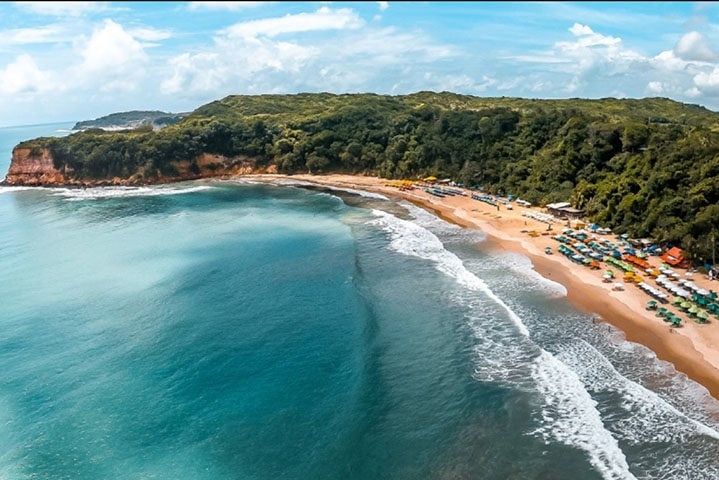 7) Praia da Pipa, Brasil: Localizada no Rio Grande do Norte, essa praia é conhecida por suas paisagens impressionantes, com falésias que valorizam esse cenário natural. Reprodução: Flipar