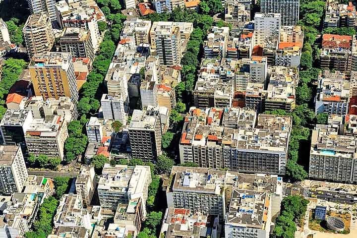 O bairro se destaca por ter residências reservadas, boa infraestrutura e oferecer uma vida tranquila e elegante perto do mar. Reprodução: Flipar