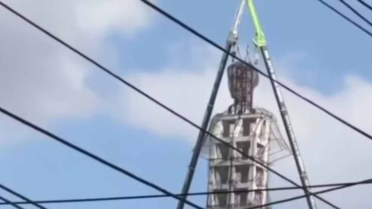 A estátua monumental de Santo Antônio em Caridade (CE) ganhou finalmente sua cabeça após 39 anos desde que o corpo, erguido no Morro do Serrote em 1986, ficou separado da parte superior, que permaneceu a cerca de três quilômetros de distância em uma rua local.  Reprodução: Flipar