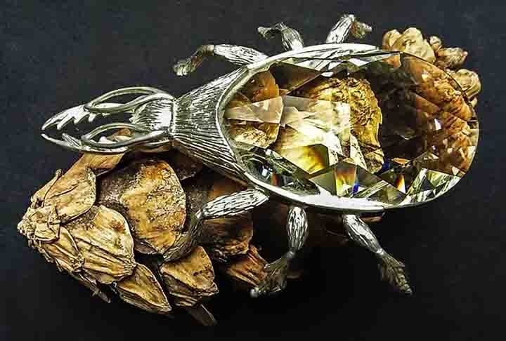 Isso inclui bolsas, cintos e artigos para o lar, como ornamentos e figuras de cristal. Reprodução: Flipar