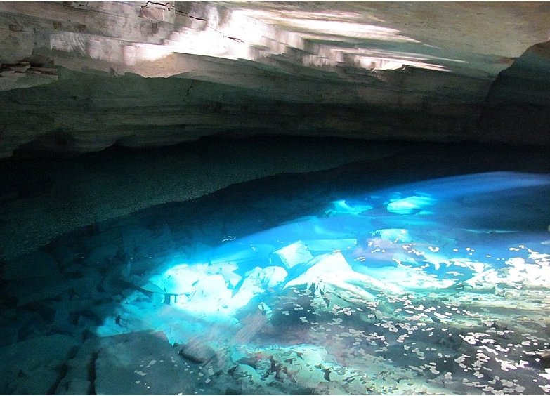 Fica em Arraial do Cabo, na Região dos Lagos, e é famosa por ter a tonalidade azul que se forma quando o sol penetra na caverna.  Reprodução: Flipar