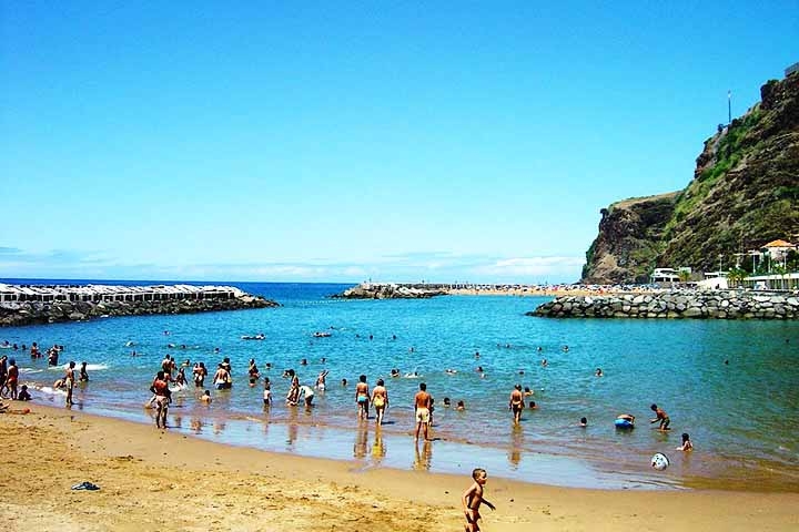 Com tantas belezas naturais e culturais, a ilha é um convite para viver momentos de aventura e tranquilidade, fazendo dela um destino imperdível para quem busca o melhor de Portugal. Reprodução: Flipar