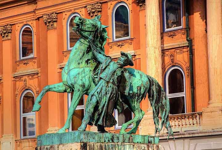 Budapeste (Hungria) - Cavalo: O cavalo é um símbolo de força e tradição húngara, ligado à história dos povos nômades. Ele é frequentemente representado em esculturas e monumentos pela cidade. Reprodução: Flipar