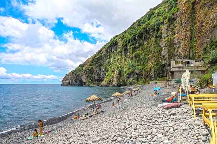 A ilha atrai turistas de todo o mundo, especialmente os que buscam contato intenso com a natureza, trilhas e vistas panorâmicas. A Madeira é conhecida por sua vegetação luxuriante, com destaque para a Floresta Laurissilva, um Patrimônio Natural da Humanidade. Reprodução: Flipar
