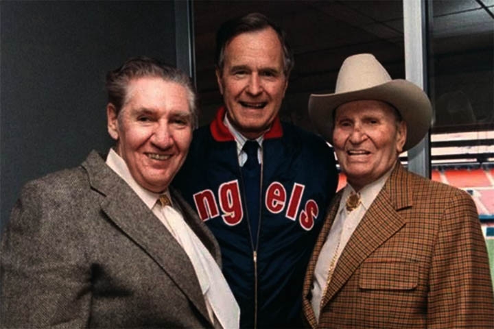 Além da carreira artística, Gene Autry demonstrou talento notável para os negócios. Tornou-se um empresário de sucesso, com investimentos em estações de rádio e televisão - entre elas a KTLA-TV de Los Angeles -, e no setor esportivo, como proprietário do time de beisebol Los Angeles Angels, fundado por ele em 1961. 
 Reprodução: Flipar