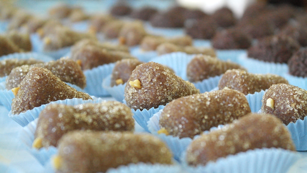 Cajuzinho- Tradicional doce brasileiro, é uma mistura de amendoim, chocolate e leite condensado. É especialmente associado a festas de aniversário. Cerca de 86 calorias por unidade. O nome se deve ao formato que lembra um caju pequeno. Reprodução: Flipar