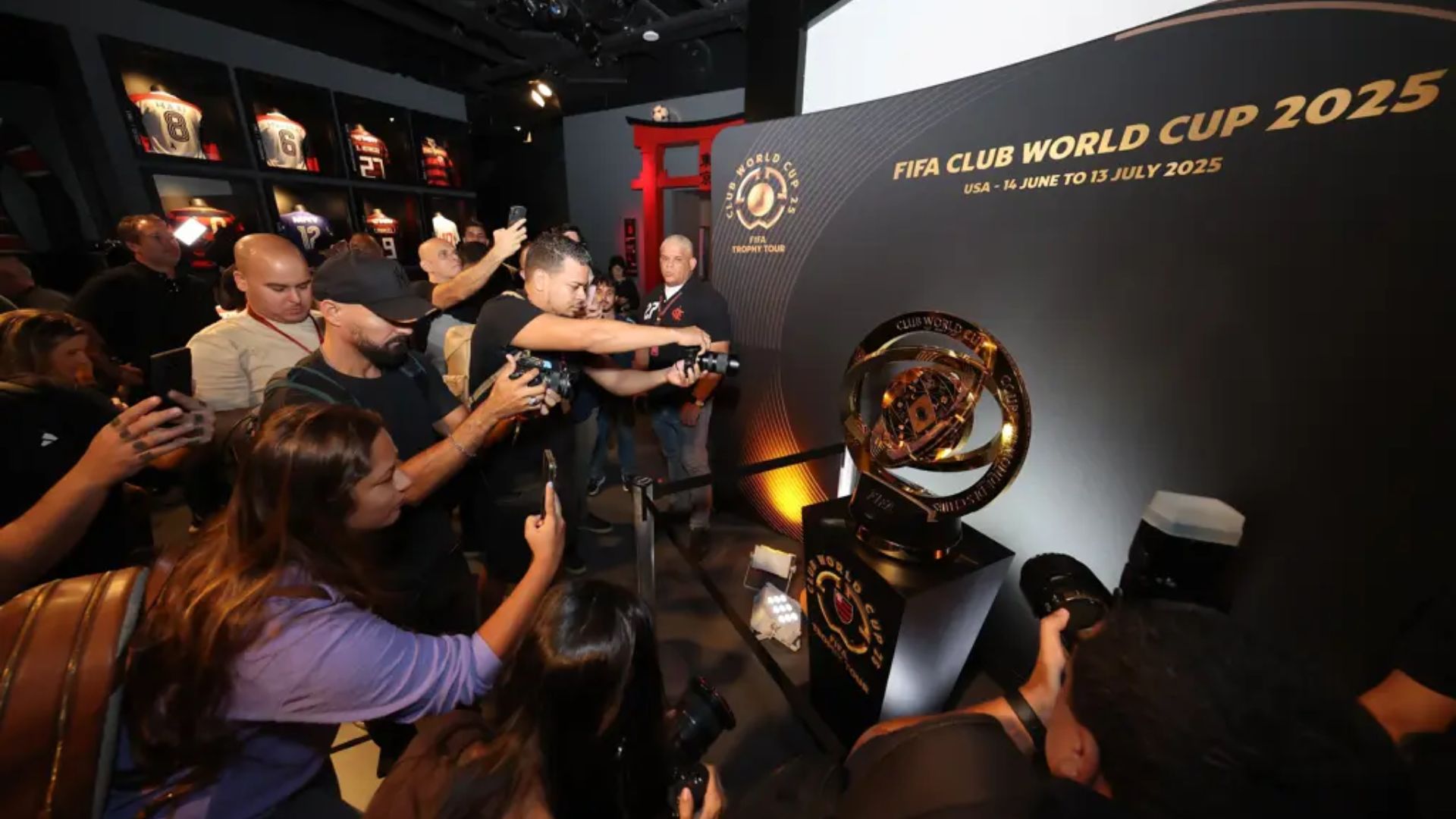 Taça do Mundial visita o Flamengo. Foto: Fifa/Divulgação