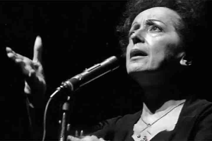 O pós-guerra consolidou Piaf como uma estrela internacional. Ela excursionou pela Europa, América do Sul e Estados Unidos, onde se apresentou em casas renomadas como o Carnegie Hall e o Ed Sullivan Show.  Reprodução: Flipar