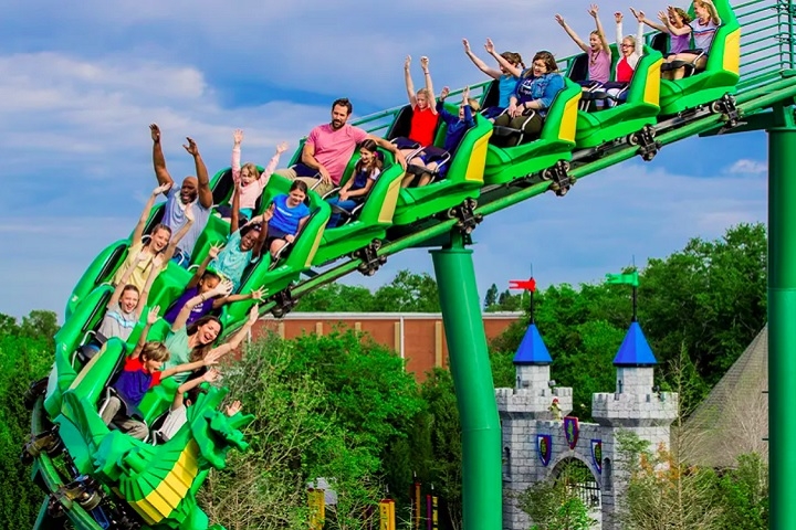 Outras atrações muito aguardadas são a montanha-russa The Dragon — conhecida de outros parques da Lego — e a inovadora Big Lego Coaster — esta deixará os visitantes de cabeça para baixo. Reprodução: Flipar